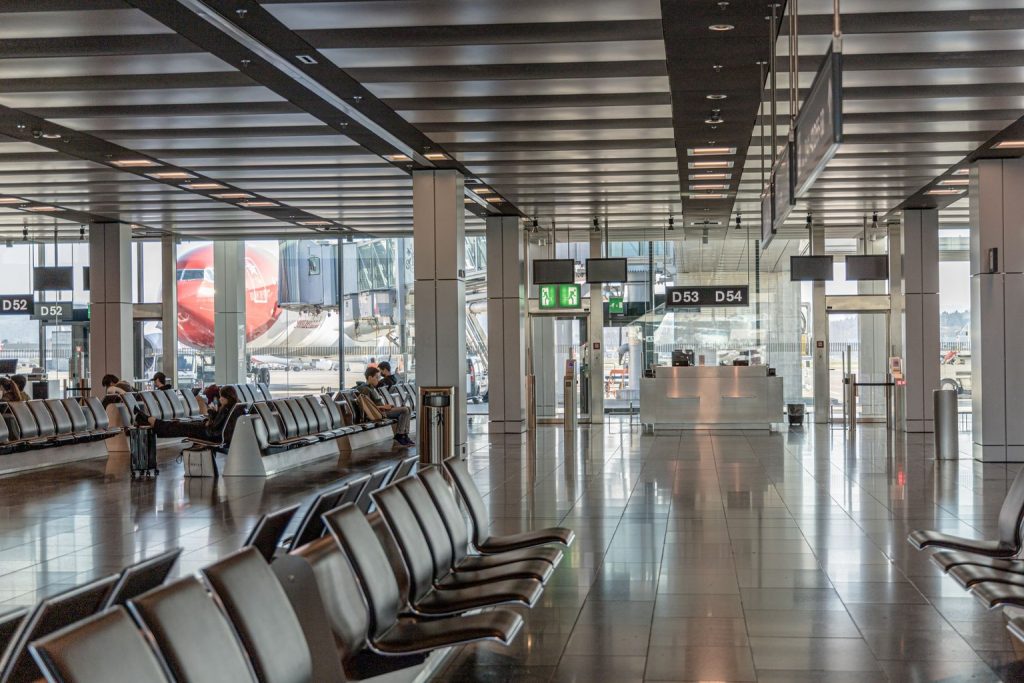 Choosing airport lounges for long layovers