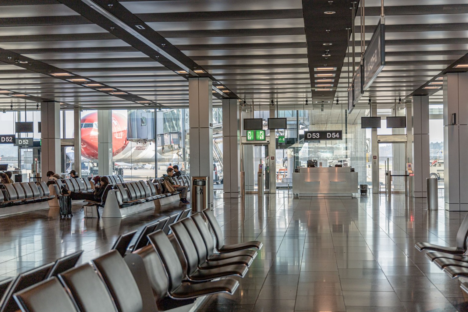 Choosing airport lounges for long layovers