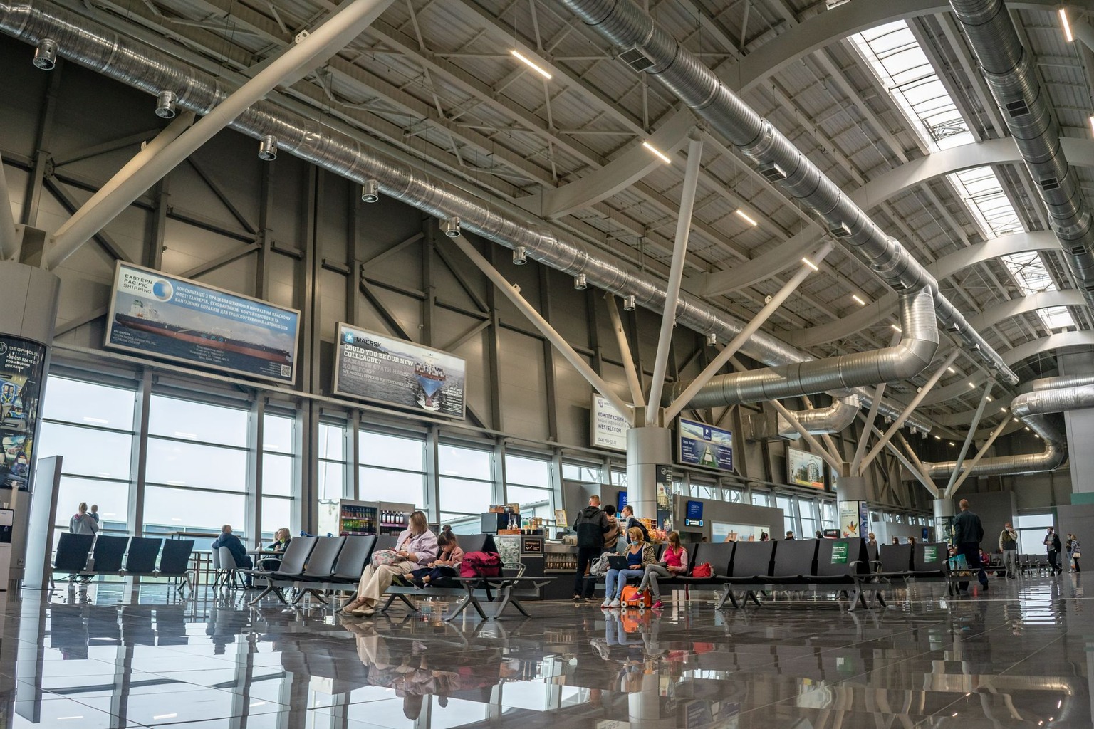 Choosing airport lounges for long layovers — Managing Guest Policies and Companion Access Choosing airport lounges for long layovers — Managing Guest Policies and Companion Access